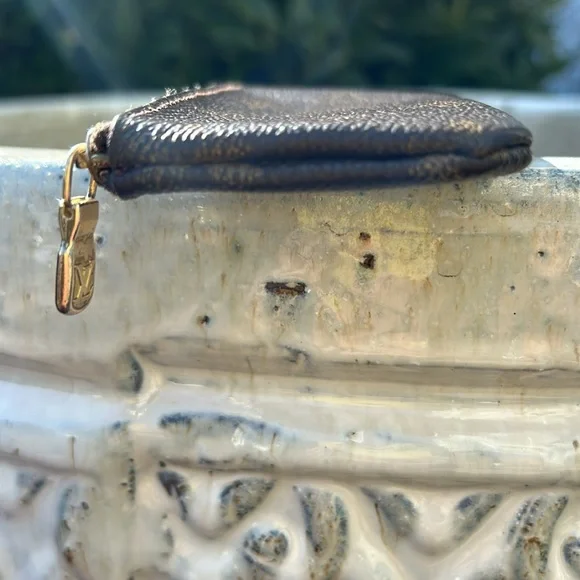 Louis Vuitton key pouch key cles iconic monogram canvas - Picture 9 of 15